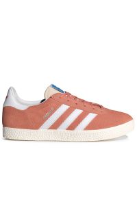 Adidas - Buty adidas Gazelle IG1699 - czerwone. Okazja: na uczelnię. Zapięcie: pasek. Kolor: czerwony. Materiał: zamsz, skóra, guma. Szerokość cholewki: normalna. Wzór: aplikacja, paski. Sezon: lato. Model: Adidas Gazelle