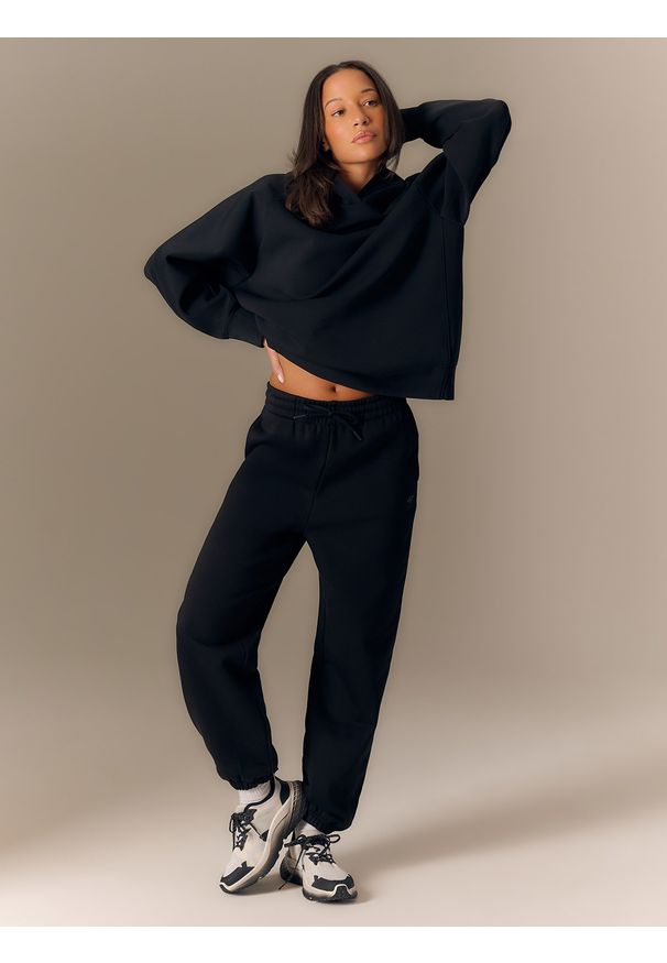 4f - 4F Spodnie dresowe joggery damskie - czarne XS. Stan: podwyższony. Kolor: czarny. Materiał: dresówka