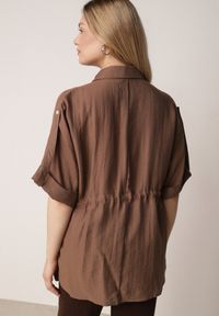 Born2be - Brązowa Nietoperzowa Koszula Safari z Lnem i Wiskozą ze Ściągaczem w Pasie Mezriss. Okazja: na co dzień, do pracy, na spotkanie biznesowe. Kolor: brązowy. Materiał: wiskoza, len. Styl: casual, biznesowy #2
