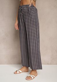Renee - Granatowe Spodnie o Szerokim Kroju High Waist z Geometrycznym Wzorem Farisia. Stan: podwyższony. Kolor: niebieski. Materiał: bawełna. Wzór: geometria. Styl: elegancki