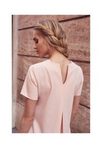 Sukienki.shop - Sukienka trapezowa z kontrafałdą i dekoltem z tyłu różowa. Okazja: na co dzień, do pracy. Kolor: różowy. Materiał: tkanina, elastan, materiał, poliester, wiskoza. Sezon: lato. Typ sukienki: trapezowe. Styl: casual, elegancki, klasyczny, wizytowy #3