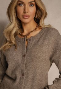 Renee - Ciemnobeżowy Klasyczny Kardigan z Zaokrąglonym Dekoltem Reonira. Okazja: na co dzień. Kolor: beżowy. Materiał: jeans. Styl: klasyczny