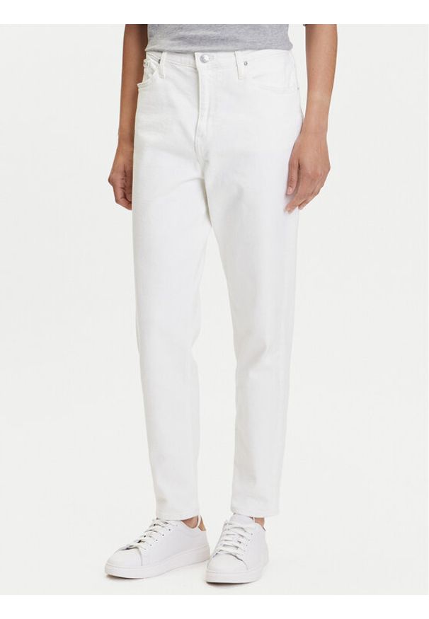 Calvin Klein Jeans Jeansy J20J225137 Biały Mom Fit. Kolor: biały