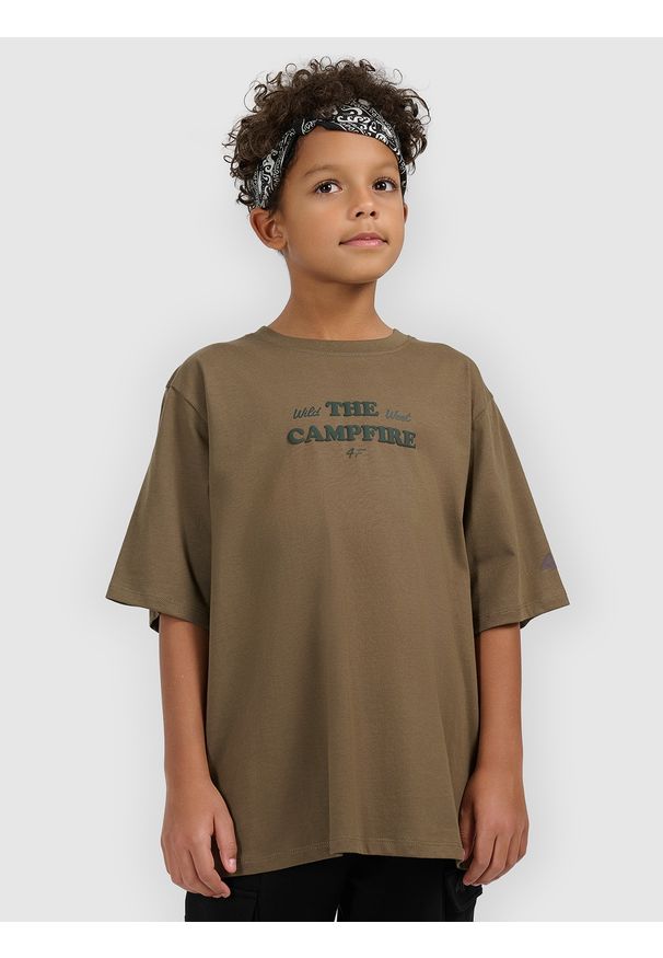 4f - 4F T-shirt loose z nadrukiem chłopięcy - khaki 122 (6-7 lat). Okazja: na uczelnię, na co dzień. Kolor: oliwkowy, wielokolorowy, brązowy. Materiał: materiał, bawełna, dzianina. Wzór: nadruk. Sezon: lato. Styl: klasyczny, casual
