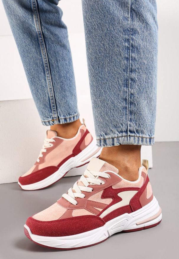Renee - Bordowe Sneakersy Sznurowane Ozdobione Wstawkami z Materiału Eanfla. Kolor: czerwony. Materiał: materiał. Wzór: aplikacja