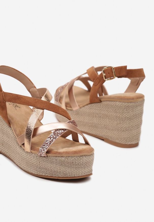Renee - Brązowe Casualowe Sandały na Koturnie w Stylu Boho z Brokatowymi Plecionymi Paskami Urani. Okazja: na co dzień. Nosek buta: otwarty. Zapięcie: pasek. Kolor: brązowy. Sezon: lato. Obcas: na koturnie. Styl: boho, casual. Wysokość obcasa: średni