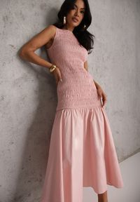 Renee - Różowa Sukienka Drop Waist Bez Rękawów Zdobiona Marszczeniem Natinelle. Kolor: różowy. Materiał: tkanina. Długość rękawa: bez rękawów. Wzór: aplikacja. Sezon: lato. Styl: klasyczny, wizytowy #1