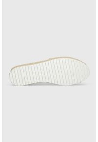 Tommy Jeans espadryle FLATFORM ESPADRILLE kolor beżowy na platformie EN0EN02078. Nosek buta: okrągły. Kolor: beżowy. Materiał: bawełna, guma. Obcas: na platformie #2