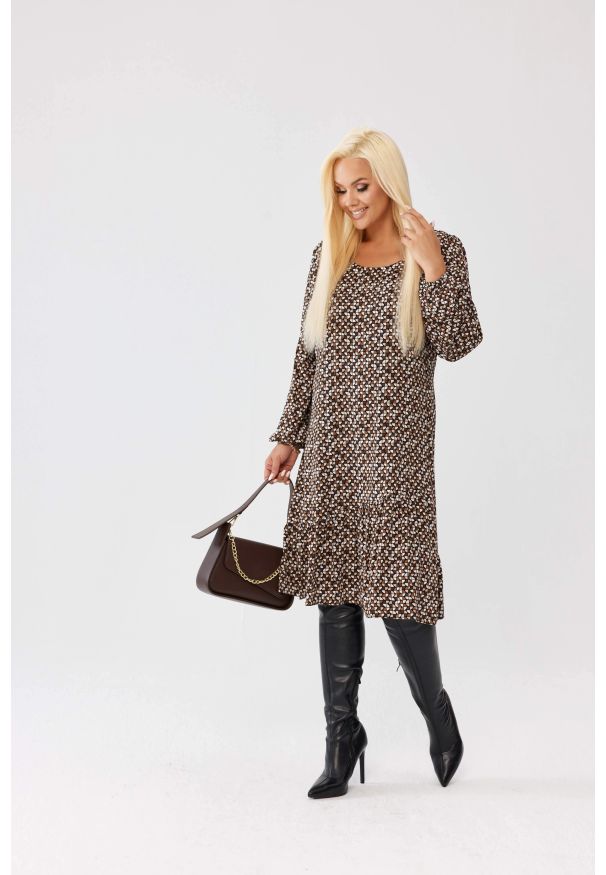 Moda Size Plus Iwanek - Wiskozowa sukienka Ines z geometrycznym wzorem i falbanką PLUS SIZE XXL OVERSIZE JESIEŃ. Okazja: do pracy, na co dzień. Kolekcja: plus size. Materiał: wiskoza. Długość rękawa: długi rękaw. Wzór: geometria. Sezon: jesień. Typ sukienki: oversize, dla puszystych. Styl: casual, elegancki