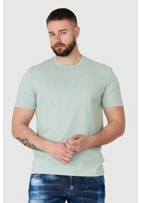 Guess - GUESS Pistacjowy t-shirt męski z wytłaczanym logo. Kolor: zielony. Wzór: aplikacja #1