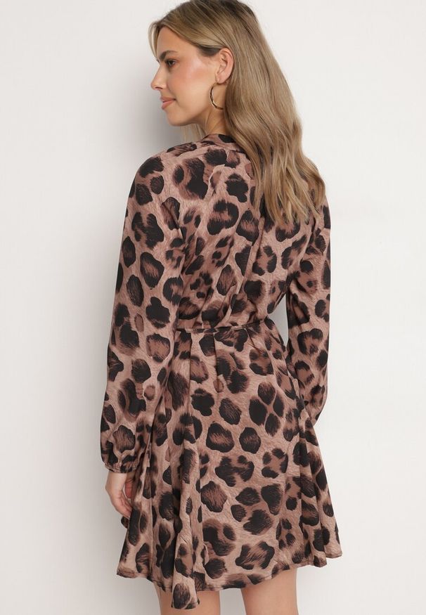 Born2be - Beżowa Rozkloszowana Sukienka w Panterkę z Guzikami i Wiązaniem w Talii Morila. Okazja: na co dzień. Kolor: beżowy. Materiał: jeans. Wzór: motyw zwierzęcy. Typ sukienki: rozkloszowane. Styl: casual, klasyczny, elegancki