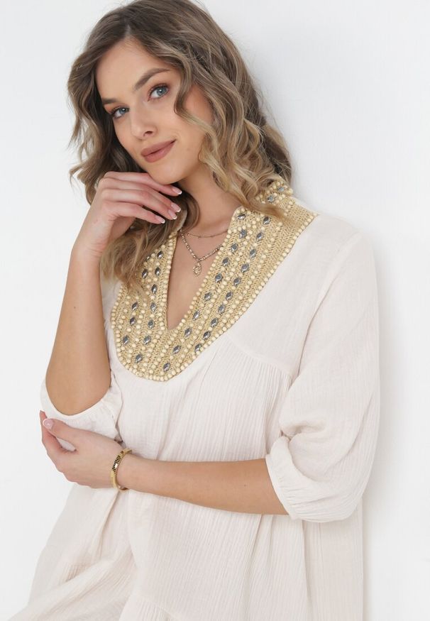 Born2be - Beżowa Rozkloszowana Sukienka Oversize z Ozdobną Plecionką Przy Dekolcie Samila. Kolor: beżowy. Typ sukienki: oversize. Styl: boho. Długość: mini