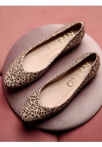 Ryłko - Baleriny damskie w panterkę. Nosek buta: okrągły. Kolor: beżowy. Materiał: skóra. Szerokość cholewki: normalna. Wzór: motyw zwierzęcy. Styl: street #1