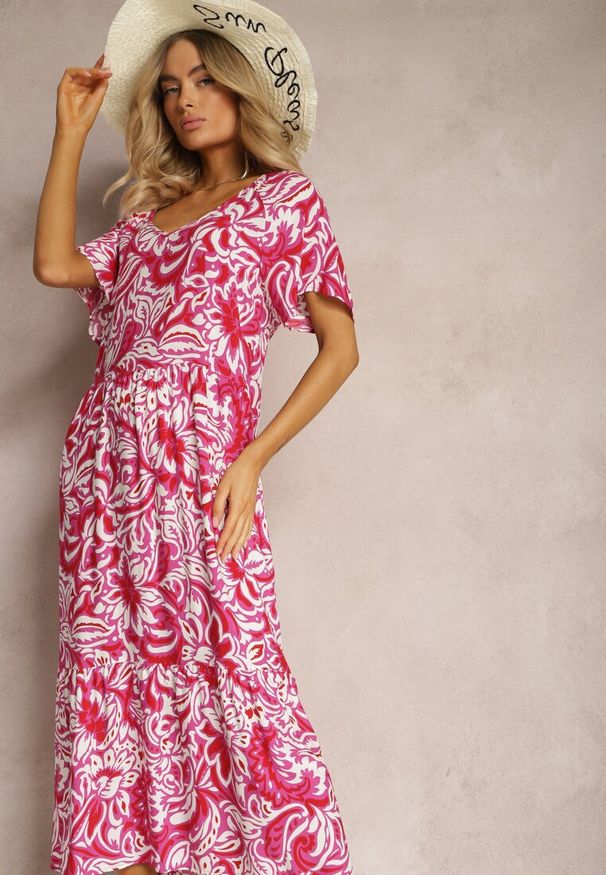Renee - Różowa Sukienka z Wiskozy Zdobiona Falbankami z Krótkim Rękawem Danibella. Okazja: na co dzień. Typ kołnierza: kołnierz z falbankami. Kolekcja: plus size. Kolor: różowy. Wzór: aplikacja. Typ sukienki: dla puszystych. Materiał: wiskoza. Długość rękawa: krótki rękaw. Sezon: lato, wiosna. Styl: casual