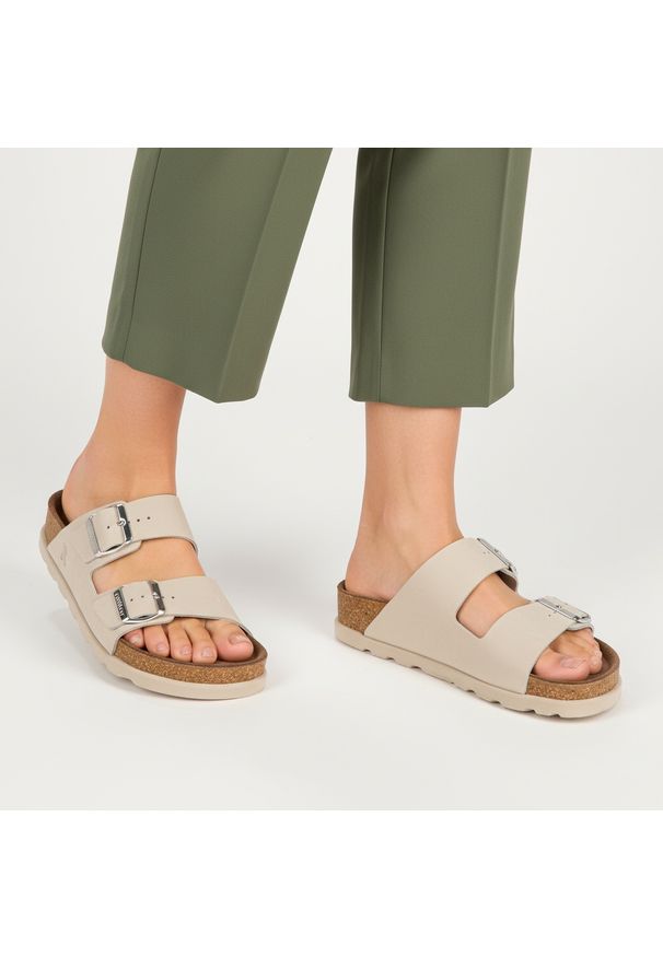 Klapki Damskie Rieker, cholewka skóra naturalna gładka dwa szerokie paski z metalowymi klamrami odkryte palce regulowane zapięcie. Kolor: szary. Materiał: skóra. Wzór: gładki, paski