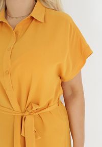 Born2be - Żółta Koszulowa Sukienka z Krótkim Rękawem i Wiązaniem w Pasie Mistie. Kolekcja: plus size. Kolor: żółty. Materiał: materiał. Długość rękawa: krótki rękaw. Wzór: gładki. Sezon: wiosna, lato. Typ sukienki: koszulowe. Długość: midi #3