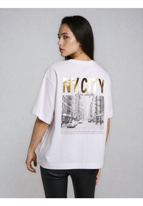 Sinsay - Bawełniana koszulka z nadrukiem na plecach - biały. Kolor: biały. Materiał: bawełna. Wzór: nadruk