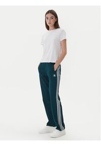 Adidas - adidas Spodnie dresowe Beckenbauer JV7395 Zielony Regular Fit. Kolor: zielony. Materiał: bawełna