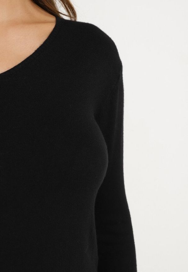 Born2be - Czarny Sweter z Bawełną i Dekoltem w Serek Etarevia. Okazja: na co dzień. Typ kołnierza: dekolt w serek. Kolor: czarny. Materiał: bawełna. Styl: casual