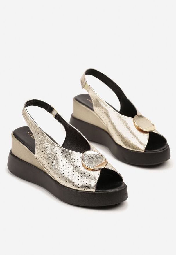 Renee - Złote Ażurowe Sandały na Koturnie Ozdobione Aplikacją Atavia. Okazja: na co dzień. Kolor: złoty. Materiał: jeans. Wzór: aplikacja, ażurowy. Sezon: lato. Obcas: na koturnie. Styl: casual, elegancki