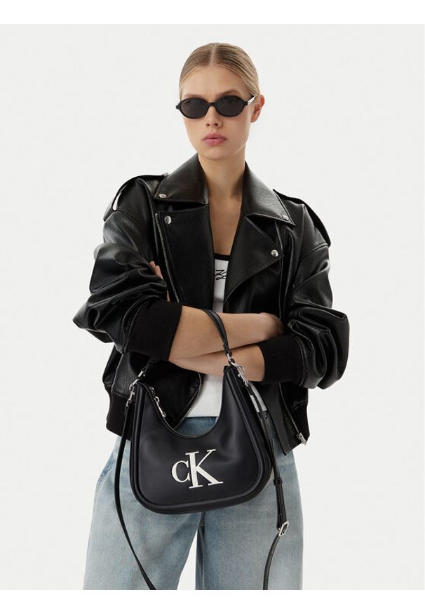 Calvin Klein Torebka Bold Ck Small Crescent LV04F3561G Czarny. Kolor: czarny. Materiał: skórzane
