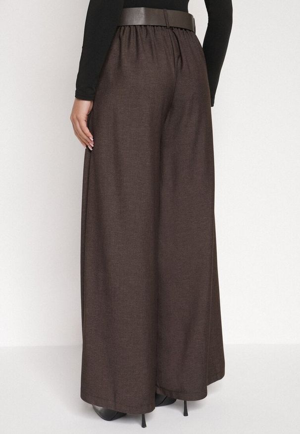 Born2be - Brązowe Bawełniane Szerokie Spodnie Garniturowe z Wysokim Stanem i Paskiem Tusamia. Okazja: na co dzień, na spotkanie biznesowe. Stan: podwyższony. Kolor: brązowy. Materiał: bawełna. Styl: biznesowy, klasyczny, casual, elegancki