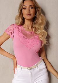 Renee - Różowy Prążkowany T-shirt z Koronką na Dekolcie i Rękawach Delalilena. Kolor: różowy. Materiał: prążkowany, koronka. Wzór: koronka