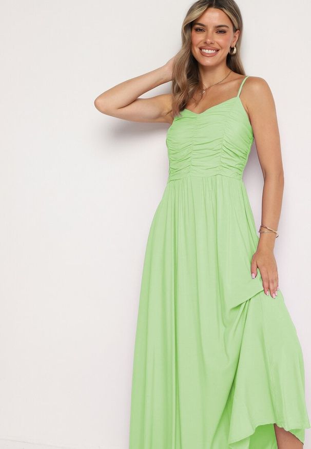 Born2be - Jasnozielona Rozkloszowana Wiskozowa Sukienka na Cienkich Regulowanych Ramiączkach Canelsea. Okazja: na co dzień. Kolor: zielony. Materiał: wiskoza. Długość rękawa: na ramiączkach. Styl: casual
