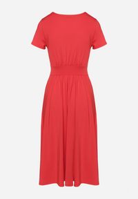 Born2be - Czerwona Taliowana Sukienka z Dekoltem na Zakładkę Quimadea. Okazja: na spotkanie biznesowe. Kolor: czerwony. Materiał: materiał. Wzór: aplikacja. Styl: elegancki, biznesowy #2
