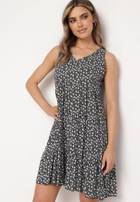 Born2be - Czarna Bawełniana Sukienka w Kwiaty z Falbanką Rissafa. Okazja: na co dzień. Kolor: czarny. Materiał: bawełna. Wzór: kwiaty. Typ sukienki: proste. Styl: casual #1