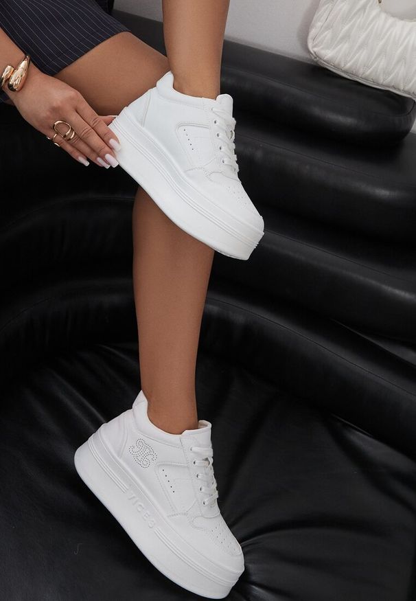 Renee - Białe Sneakersy Vices na Platformie Ozdobione Metalicznymi Aplikacjami Nelanil. Okazja: na co dzień, na spotkanie biznesowe, do pracy. Kolor: biały. Materiał: jeans. Wzór: aplikacja. Obcas: na platformie. Wysokość obcasa: średni