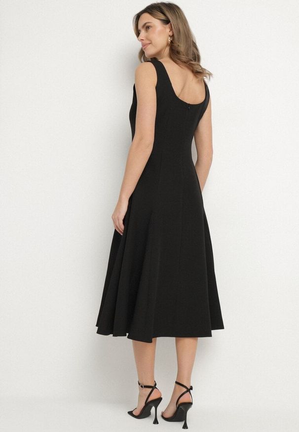 Born2be - Czarna Klasyczna Sukienka o Rozkloszowanym Kroju Delure. Okazja: na imprezę. Typ kołnierza: dekolt kwadratowy. Kolor: czarny. Wzór: aplikacja. Styl: klasyczny