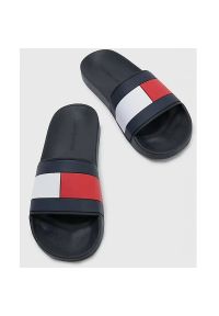 TOMMY HILFIGER - Klapki Tommy Hilfiger Rubber ht Flag Pool M FM0FM04263BDS niebieskie. Kolor: niebieski. Materiał: guma, kauczuk #5