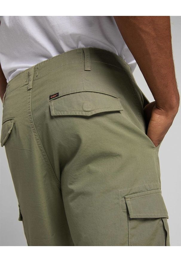 Lee - SZORTY MĘSKIE LEE CARGO SHORT LICHEN GREEN L73CCJ82 112120354
