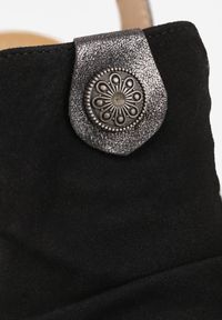 Born2be - Czarne Sandały na Koturnie z Marszczoną Cholewką i Metaliczną Aplikacją Teodlar. Zapięcie: bez zapięcia. Kolor: czarny. Materiał: jeans, len. Wzór: aplikacja. Sezon: lato. Obcas: na koturnie. Styl: boho. Wysokość obcasa: średni #9