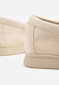 Born2be - Beżowe Mokasyny z Imitacji Zamszu z Ozdobnym Przeszyciem i Zawieszką Veleyra. Okazja: na co dzień, do pracy, na spotkanie biznesowe. Kolor: beżowy. Materiał: zamsz. Styl: biznesowy, klasyczny, casual #5