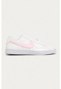 Nike Kids - Buty dziecięce Blazer Low. Nosek buta: okrągły. Zapięcie: sznurówki. Kolor: biały. Materiał: guma