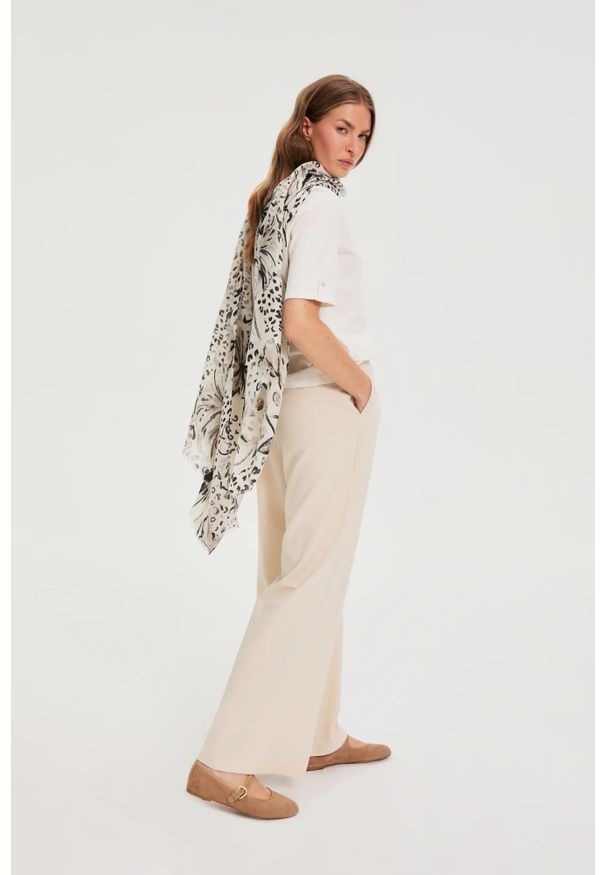 MOODO - Długi szal szary. Kolor: szary. Materiał: poliester