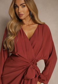 Renee - Czerwona Kopertowa Sukienka z Wiskozy z Bufiastymi Rękawami Wiązana w Talii Anevra. Okazja: na co dzień. Typ kołnierza: dekolt w serek. Kolor: czerwony. Materiał: wiskoza. Typ sukienki: kopertowe. Styl: casual #2