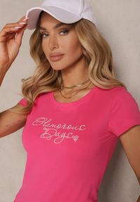 Renee - Fuksjowy Bawełniany T-shirt Ozdobiony Napisem Melsemi. Okazja: na co dzień. Kolor: różowy. Materiał: bawełna. Wzór: aplikacja, napisy. Styl: klasyczny, casual, elegancki #5