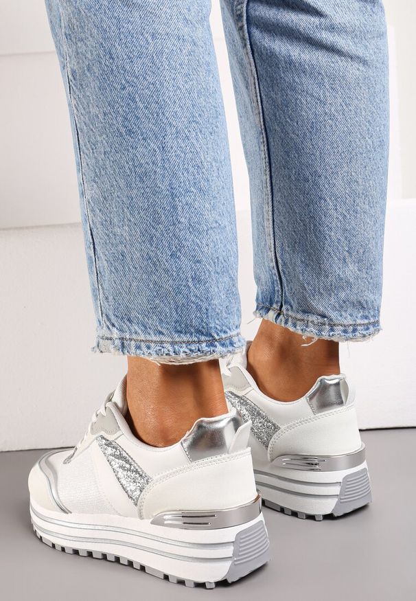 Renee - Biało-Srebrne Sneakersy z Brokatem na Ozdobnej Grubej Podeszwie Rilveia. Kolor: biały