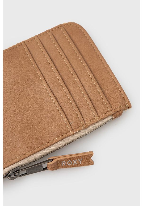 Roxy portfel damski kolor beżowy. Kolor: beżowy. Materiał: materiał. Wzór: gładki