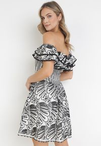 Born2be - Czarna Rozkloszowana Sukienka Mini Hiszpanka z Gumką w Pasie i Ozdobnym Haftem Lenia. Typ kołnierza: dekolt hiszpanka. Kolor: czarny. Materiał: tkanina. Wzór: haft. Długość: mini #4