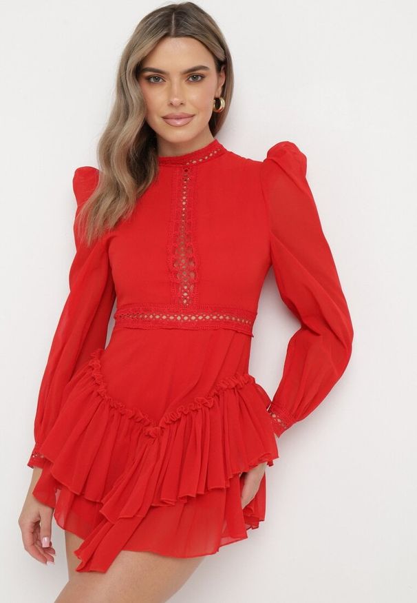Born2be - Czerwona Rozkloszowana Sukienka Kombinezon Mini z Falbankami Gilha. Typ kołnierza: kołnierz z falbankami. Kolor: czerwony. Materiał: koronka. Wzór: aplikacja. Długość: mini