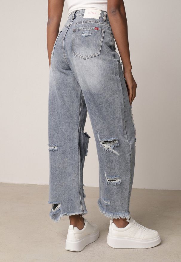 Born2be - Niebieskie Bawełniane Jeansy Balloon z Wysokim Stanem i z Prztarciami Dziurami Typhaea. Okazja: na co dzień. Stan: podwyższony. Kolor: niebieski. Styl: casual, elegancki