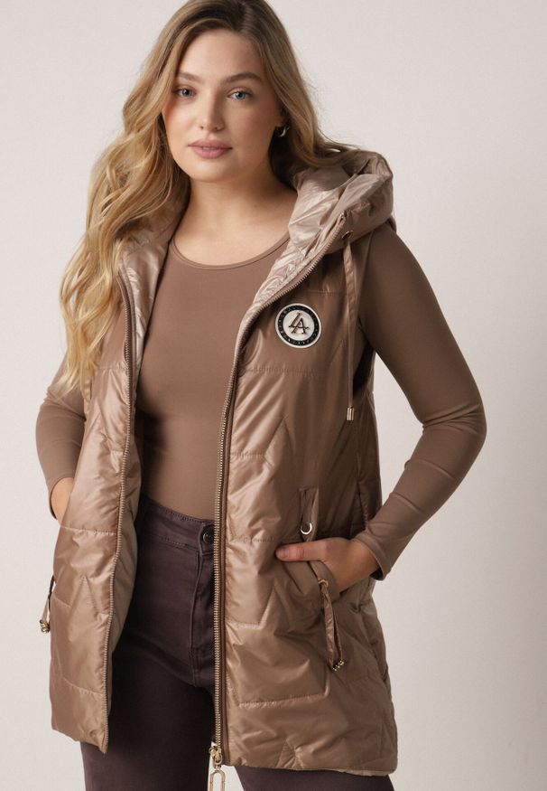 Born2be - Jasnobrązowa Pikowana Kamizelka o Długim Kroju z Nieodpinanym Kapturem i Aplikacją Koretes. Okazja: na co dzień. Kolor: brązowy. Materiał: prążkowany, poliester. Długość: długie. Wzór: aplikacja. Styl: casual