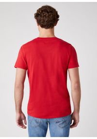 Wrangler - WRANGLER SS SIGN OFF TEE MĘSKI T-SHIRT KOSZULKA NADRUK LOGO SCARLET RED W7C07D3UU 112131608. Wzór: nadruk #3