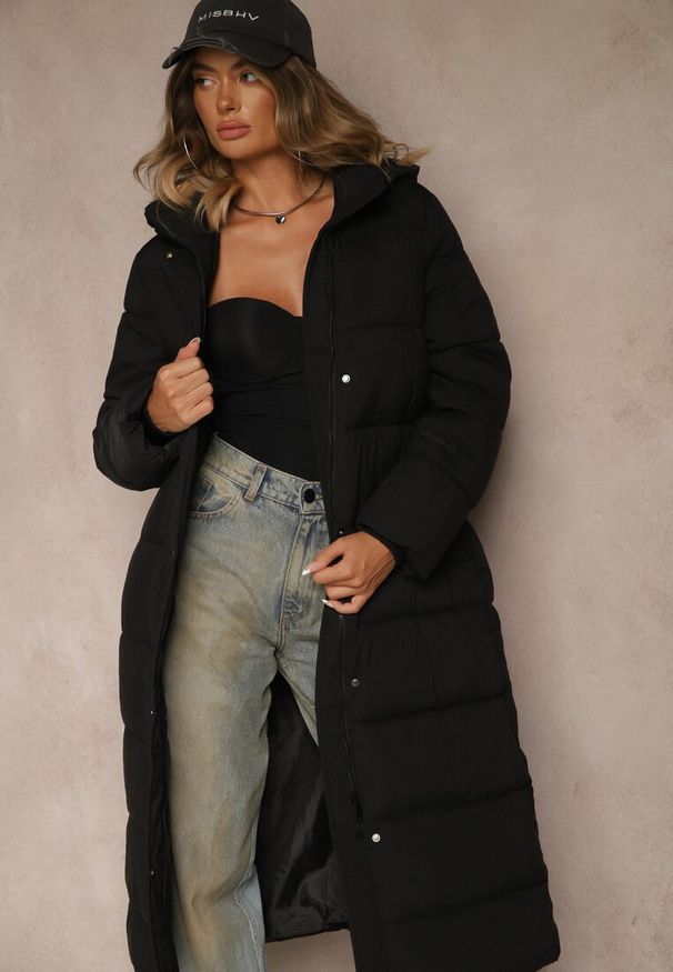 Renee - Czarna Kurtka o Długim Kroju z Kapturem Ozdobiona Pikowaniem Aforriva. Okazja: na co dzień. Typ kołnierza: kaptur. Kolor: czarny. Materiał: jeans. Długość: długie. Wzór: aplikacja. Styl: casual, klasyczny