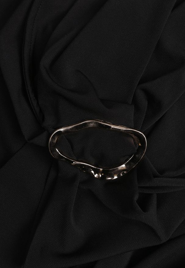 Born2be - Czarne Marszczone Body z Dekoltem Łódka i Ozdobną Aplikacją na Ramieniu Carlenka. Okazja: na spotkanie biznesowe, na co dzień. Typ kołnierza: dekolt w łódkę. Kolor: czarny. Materiał: materiał. Wzór: aplikacja. Styl: biznesowy, casual, wizytowy