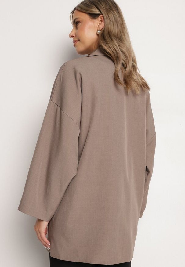 Born2be - Ciemnobeżowa Marynarka Oversize Dwurzędowa z Imitacją Kieszeni Tinnielle. Okazja: na co dzień. Kolor: beżowy. Materiał: jeans. Styl: casual, wizytowy